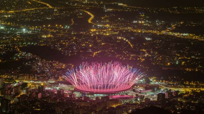 Kembang api menghiasi Stadion Maracana, Rio de Janeiro, Brasil dalam pesta pembukaan Olimpiade 2016, Jumat (5/8) [AFP/Yashuyoshi Chiba].