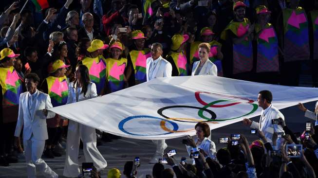 Bendera resmi Olimpiade diarak dalam pembukaan Olimpiade Rio 2016 di Stadion Maracana, Rio de Janeiro, Brasil, Jumat (5/8) [AFP].