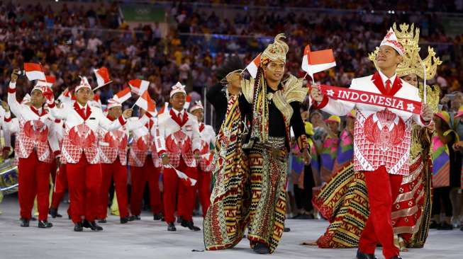 Kontingan Indonesia mengibarkan bendera Merah Putih dalam defile atlet pada upacara pembukaan Olimpiade Rio 2016 di Stadion Maracana, Rio de Janeiro, Brasil, Jumat (5/8) [Reuters/Kai Pfafenbach].].