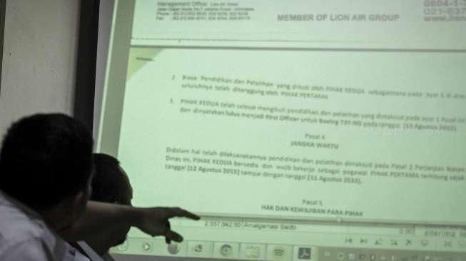 Serikat Pekerja Asosiasi Pilot Lion Air Group (SP-APLG) memberikan keterangan pers terkait pemecatan 14 orang pilot oleh manajemen Lion Air, di Jakarta, Minggu (7/8/2016). [Suara.com/Kurniawan Mas'ud]