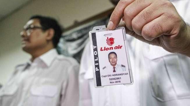Serikat Pekerja Asosiasi Pilot Lion Air Group (SP-APLG) memberikan keterangan pers terkait pemecatan 14 orang pilot oleh manajemen Lion Air, di Jakarta, Minggu (7/8/2016). [Suara.com/Kurniawan Mas'ud]