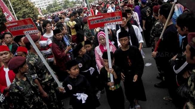 Sejumlah anak dan orang dewasa memperagakan atraksi silat dalam acara Lebaran Pendekar Betawi di Bundaran Hotel Indonesia (HI), Jakarta, Minggu (7/8/2016). [Suara.com/Kurniawan Mas'ud]