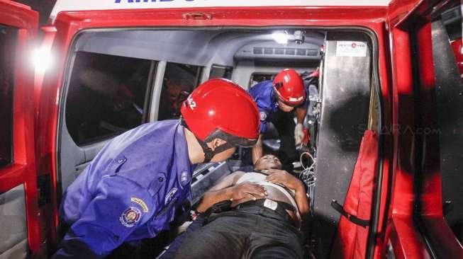 Kobaran api dan upaya evakuasi dalam kebakaran sebuah proyek gedung Swiss-Belhotel di kawasan Kelapa Gading, Jakarta, Minggu (7/8/2016). [Suara.com/Kurniawan Mas'ud]