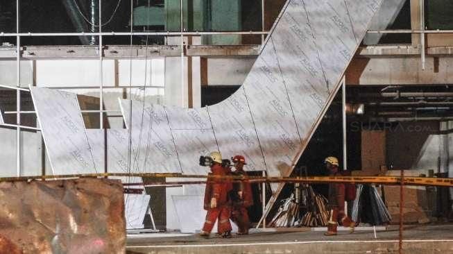 Kobaran api dan upaya evakuasi dalam kebakaran sebuah proyek gedung Swiss-Belhotel di kawasan Kelapa Gading, Jakarta, Minggu (7/8/2016). [Suara.com/Kurniawan Mas'ud]