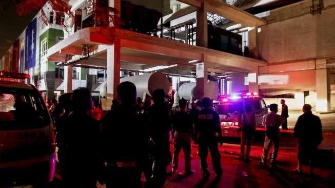 Kobaran api dan upaya evakuasi dalam kebakaran sebuah proyek gedung Swiss-Belhotel di kawasan Kelapa Gading, Jakarta, Minggu (7/8/2016). [Suara.com/Kurniawan Mas'ud]