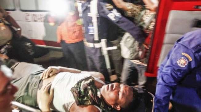 Kobaran api dan upaya evakuasi dalam kebakaran sebuah proyek gedung Swiss-Belhotel di kawasan Kelapa Gading, Jakarta, Minggu (7/8/2016). [Suara.com/Kurniawan Mas'ud]