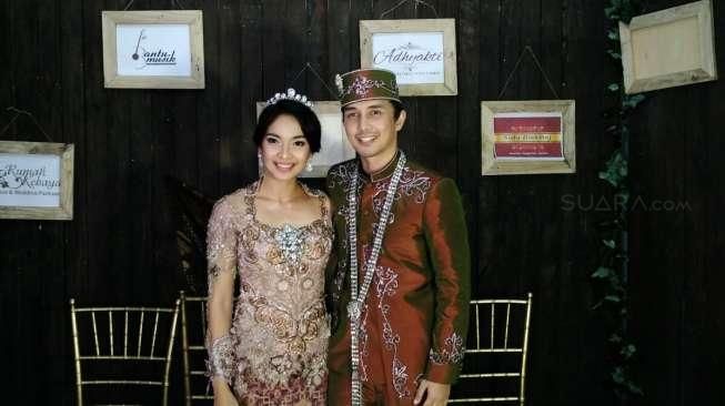 Menikahi Dimas Aditya, Tika Bravani Pakai Baju Almarhum Ibu