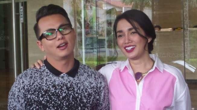 Menikah 7 Tahun,  5 Bukti Ussy Sulistiawaty - Andhika Pratama Selalu Mesra
