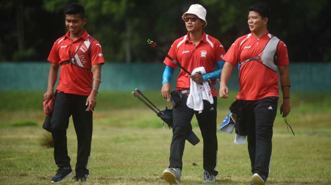 Atlet panahan putra Indonesia (kiri ke kanan), Hendra Purnama, Riau Ega Salsabila dan Muhammad Hanif Wijaya. [Antara/Wahyu Putro A]