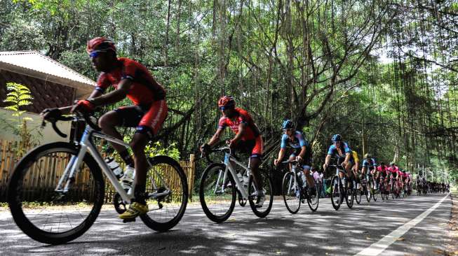 Tour de Singkarak Masuki Etape Berat di Puncak Lawang