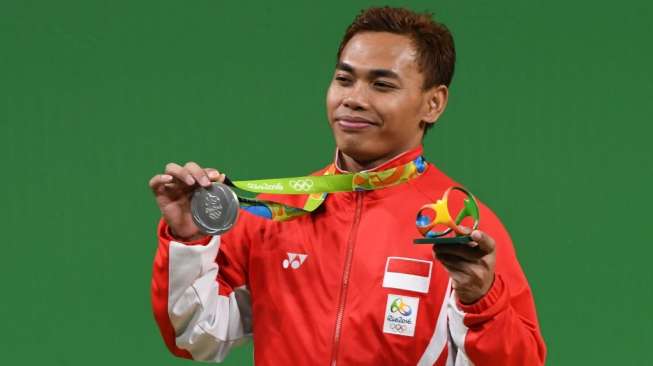 Lifter Indonesia, Eko Yuli Irawan, memperlihatkan medali perak yang diraihnya pada kelas -62 kg putra Olimpiade 2016 Rio de Janeiro, (8/8) [AFP/Goh Chai Hin]