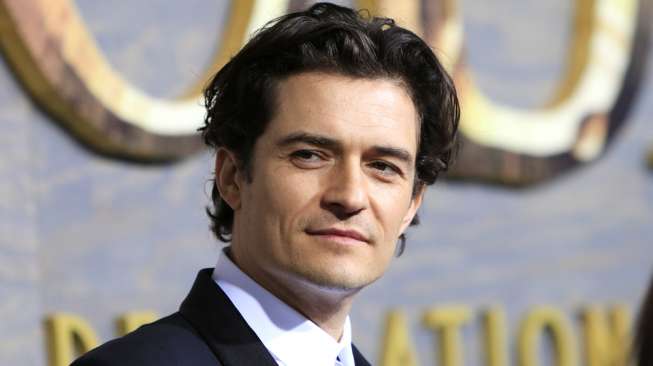 Bersih-Bersih di Pantai, Orlando Bloom Pamer Foto Hot Daddy