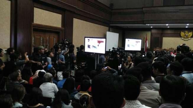 Sidang Jessica Riuh dan Bising, Hakim Ancam Usir Pengunjung