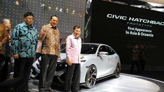 Buka GIIAS 2016, Jusuf Kalla Sentil Industri Otomotif Bayar Pajak