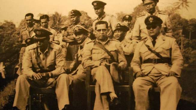 Komisaris Jenderal Polisi Raden Said Soekanto Tjokrodiatmodjo, (duduk paling kiri). [polri.go.id]
