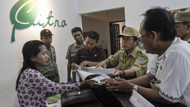 Petugas Sudin Kependudukan DKI Jakarta melakukan operasi yustisi penduduk di kawasan Tebet, Jakarta, Kamis (11/8).