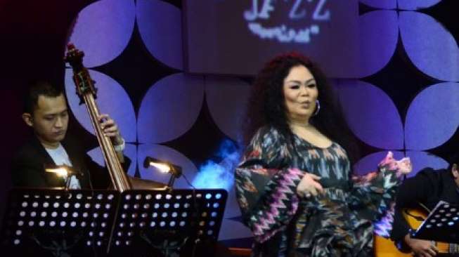 Ermy Kulit Bawa Penonton Jazz Gunung Bernostalgia