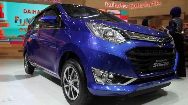 PT Astra Daihatsu Motor (ADM) memperkenalkan Daihatsu Sigra pada pengunjung Gaikindo Indonesia International Auto Show (GIIAS) 2016 di ICE BSD City, Tanggerang, Sabtu (13/8).