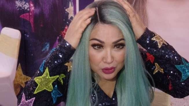 Titi DJ Luncurkan Produk Rambut Palsu