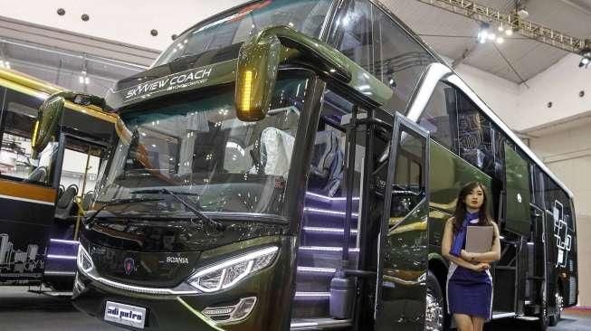 Pabrikan PT Hino Motors Sales Indonesia, Karoseri Adiputro dan Karoseri Laksana Adi Putro, memboyong bus anyar besutan terbaru ke ajang GIIAS 2016, di Tangerang, Banten, Minggu (14/8/2016). [Suara.com/Kurniawan Mas'ud]