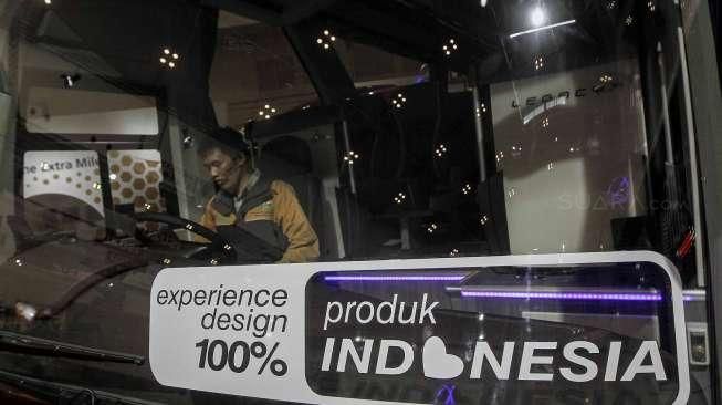 Pabrikan PT Hino Motors Sales Indonesia, Karoseri Adiputro dan Karoseri Laksana Adi Putro, memboyong bus anyar besutan terbaru ke ajang GIIAS 2016, di Tangerang, Banten, Minggu (14/8/2016). [Suara.com/Kurniawan Mas'ud]