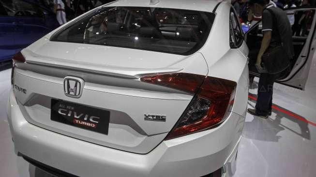 PT Honda Prospect Motor kembali meluncurkan varian baru generasi ke-10 Honda Civic, yaitu All-New Honda Civic Turbo Prestige, di ajang GIIAS 2016 di Tangerang, Banten, Minggu (14/8/2016). [Suara.com/Kurniawan Mas'ud]