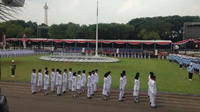 Jokowi Tinjau Gladi Bersih Upacara HUT RI di Istana Merdeka