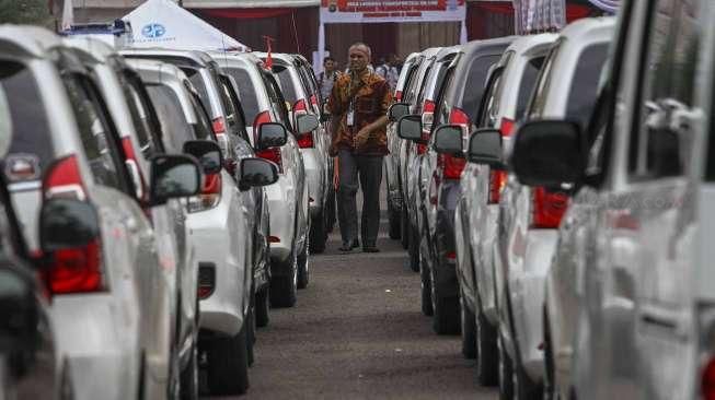 Petugas Dishub DKI Jakarta melakukan pemeriksaan uji KIR khusus kendaraan sewa berbasis transportasi online di kawasan Monas, Jakarta, Senin (15/8/2016). [Suara.com/Kurniawan Mas'ud]