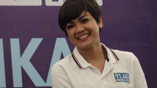 Nirina Zubir- Augie Fantinus Kasih Hadiah untuk Pekerja Kantoran