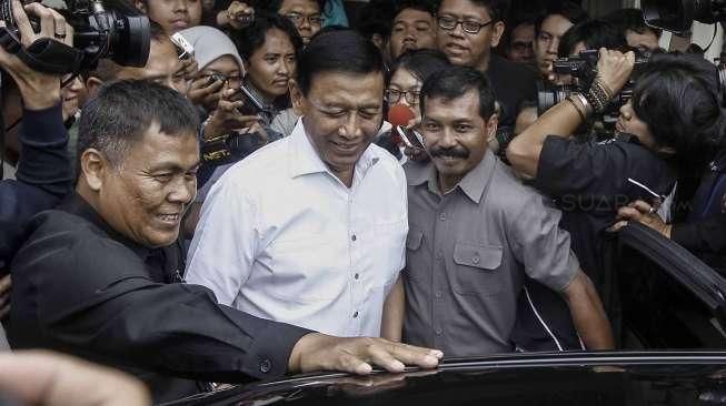 Menteri Koordinator Politik, Hukum dan Keamanan (Menko Polhukam) Wiranto saat memberikan keterangan pers terkait status kewarganegaraan Menteri ESDM Archandra Tahar, di Jakarta, Senin (15/8/2016). [Suara.com/Kurniawan Mas'ud]