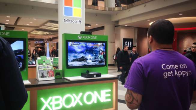 Konsol game Xbox bikinan Microsoft dipajang di sebuah pameran (Shutterstock).