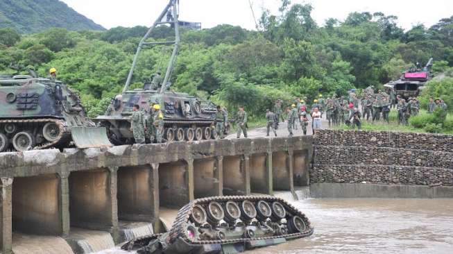 Tank Tempur Jatuh ke Sungai, Tiga Tentara Tewas