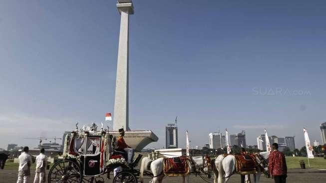 Menunggu Tugu Monas Dimandikan Lagi, Coba Tebak Siapa Ahlinya