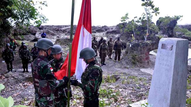 TNI Upacara Kemerdekaan di Perbatasan Papua Nugini