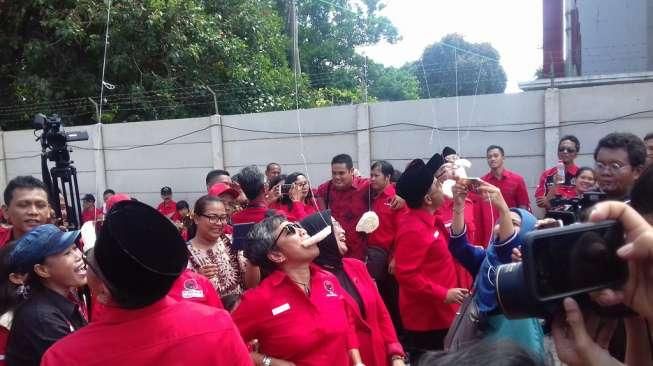 Sekjen PDIP Kalah Dalam Lomba Makan Kerupuk