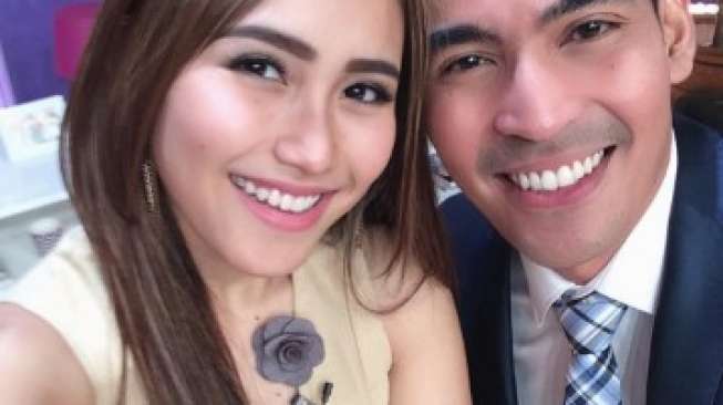 Ayu Ting Ting Ultah, Robby Purba Bela-belain ke Loksyut Kasih Kado dan Cium