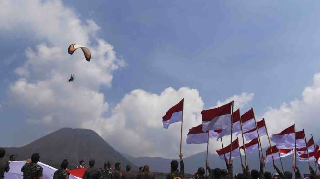 Merah Putih Berkibar di Bromo