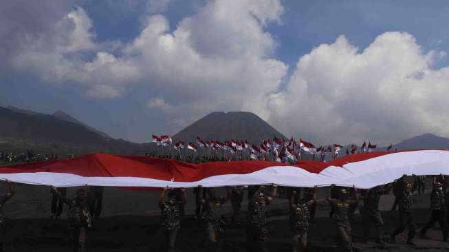 Merah Putih Berkibar di Bromo