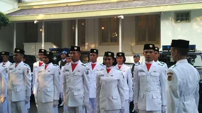 Ini Dia Tim Bima Penurun Bendera di Istana  Gloria Penjaga 