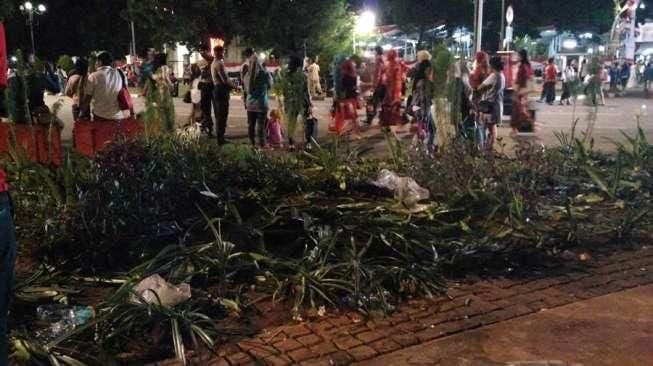 HUT RI, Warga Rusak Tanaman dan Buang Sampah di Depan Istana