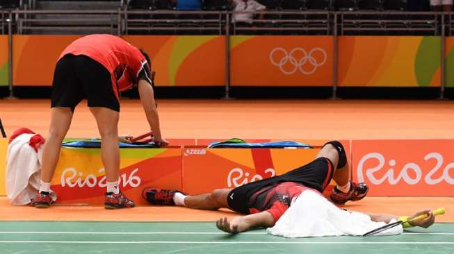 Reaksi ganda campuran Indonesia Tontowi Ahmad dan Liliyana Natsir usai mengalahkan pasangan Malaysia di final Olimpiade Rio [AFP]