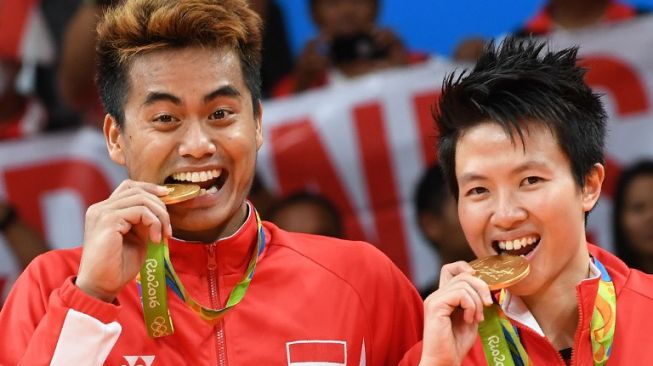 Reaksi ganda campuran Indonesia Tontowi Ahmad dan Liliyana Natsir usai mengalahkan pasangan Malaysia di final Olimpiade 2016 Rio de Janeiro. [AFP]