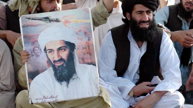 Foto gembong teroris Osama bin Laden dibawa oleh sejumlah demonstran di Afghanistan (Shutterstock).