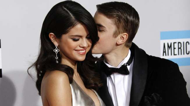 Justin Bieber dan Selena Gomez di acara American Music Awards di Nokia Theatre L.A. Live, California, pada 20 November 2011. [shutterstock]