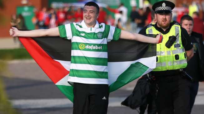 Salah seorang pendukung tim Celtic FC jelang laga play-off Liga Champions melawan Hapoel Be'er Sheva, Rabu (17/8/2016), di Glasgow, Skotlandia. [Reuters/Russell Cheyne]