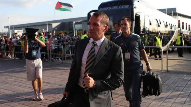 Manajer Celtic FC, Brendan Rodgers, saat tiba di Celtic Park bersama timnya, jelang laga play-off Liga Champions melawan Hapoel Be'er Sheva, Rabu (17/8/2016), di Glasgow, Skotlandia. [Reuters/Russell Cheyne]