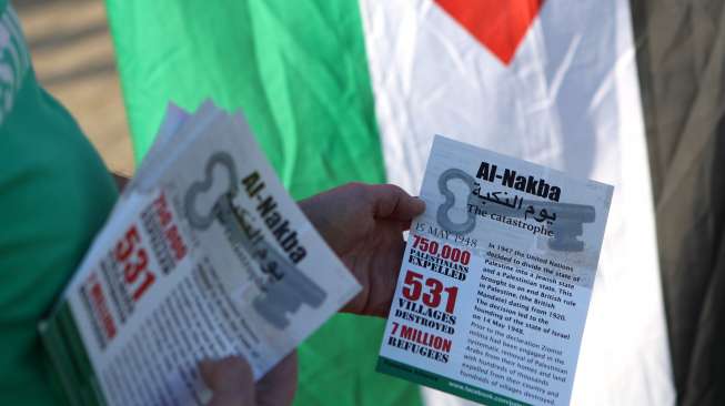 Bendera Palestina dan sejumlah leaflet yang dibagikan jelang laga play-off Liga Champions antara Celtic FC vs Hapoel Be'er Sheva, Rabu (17/8/2016), di Glasgow, Skotlandia. [Reuters/Russell Cheyne]