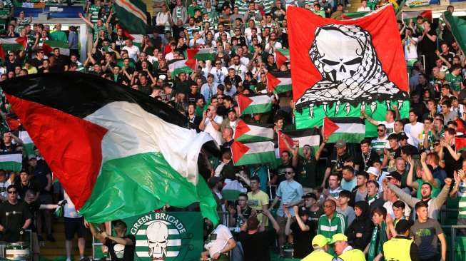 Bendera Palestina berkibar di sela-sela laga play-off Liga Champions antara Celtic FC vs Hapoel Be'er Sheva, Rabu (17/8/2016), di Glasgow, Skotlandia. [Reuters/Russell Cheyne]