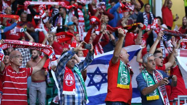 Sekelompok pendukung tim Hapoel Be'er Sheva, saat laga play-off Liga Champions melawan tuan rumah Celtic FC di Glasgow, Skotlandia, Rabu (17/8/2016). [Reuters/Russell Cheyne]