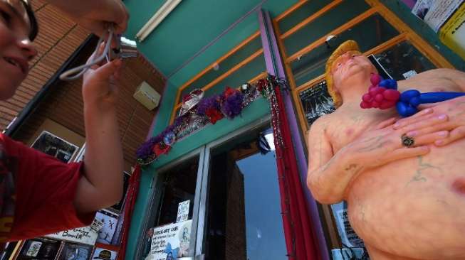 Bikin Heboh, Patung Telanjang Donald Trump Dihancurkan